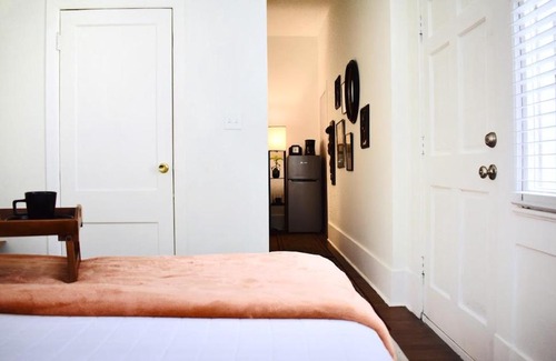 Neartown Hotel | Delightful Montrose Efficiency