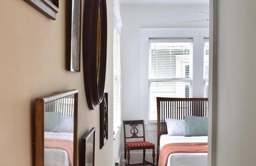 Neartown Hotel | Delightful Montrose Efficiency