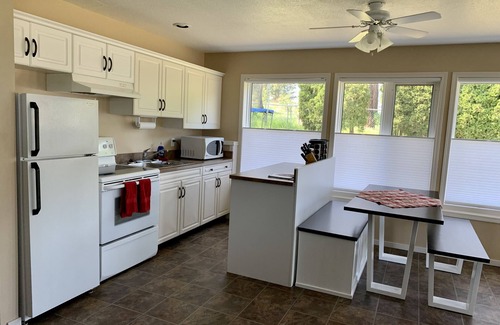 Central Okanagan House | Delightful Suite With A Lake View. King sized bed.