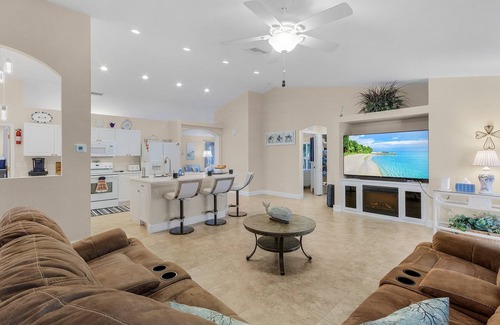 Diplomat House | Delightful! Tranquility, Saltwater Pool -Villa Deep Blue Haven - Roelens