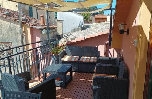 Levanto Apartment | DELIZIOSO ATTICO CON AMPIO TERRAZZO e GARAGE A DUE PASSI DAL MARE e DALLE CINQUETERRE LT-0485