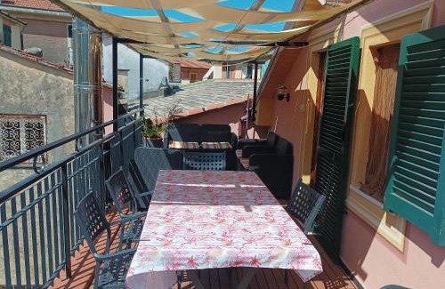 Levanto Apartment | DELIZIOSO ATTICO CON AMPIO TERRAZZO e GARAGE A DUE PASSI DAL MARE e DALLE CINQUETERRE LT-0485