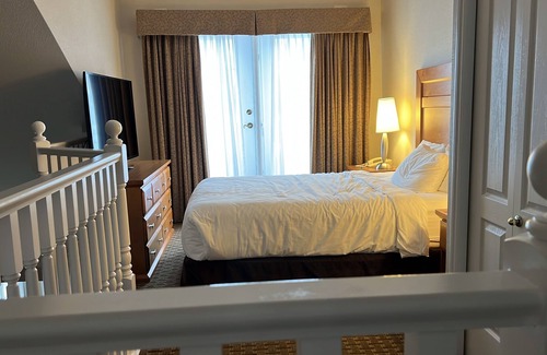 Kelowna Central Business District Apartment | Delta Grand Okanagan Residence Suite - Lakefront Downtown Kelowna