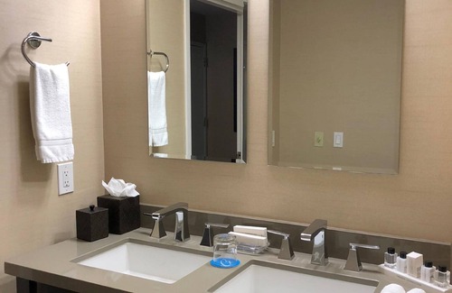 Cupertino Hotel | Deluxe 1 King Room at Cupertino Hotel, Onsite Swimming Pool, Free Parking!