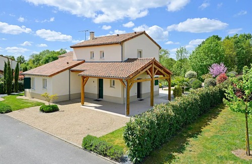Vasles Villa | Deluxe 2-bathroom detached villa sleeps 6