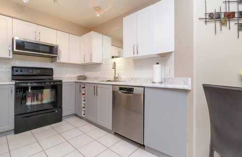 Victoria Condo | Deluxe 2 Bed 2 Bath with Harbour and Empress Hotel Views