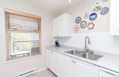 Victoria Condo | Deluxe 2 Bed 2 Bath with parliament views