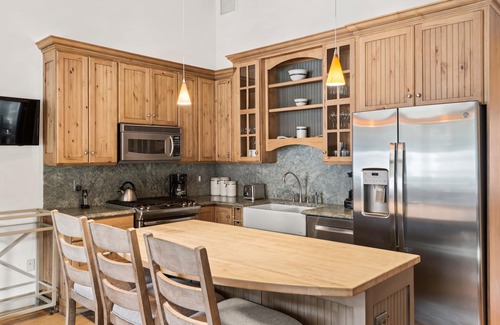 Aspen Condo | Deluxe 2 Bedroom Apartments at Resort with Outdoor Pool & Hot Tub