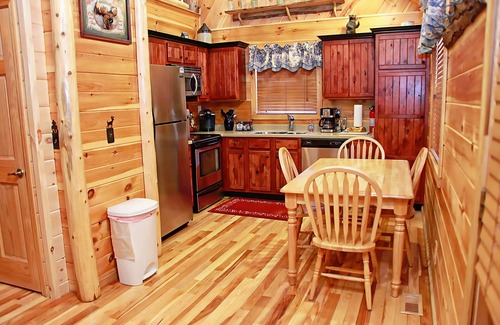 Henlawson Cabin | Deluxe 2-Bedroom Cabin