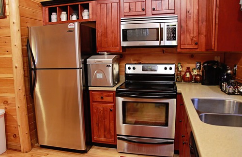 Henlawson Cabin | Deluxe 2-Bedroom Cabin