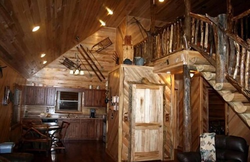 Henlawson Cabin | Deluxe 2-Bedroom Cabin