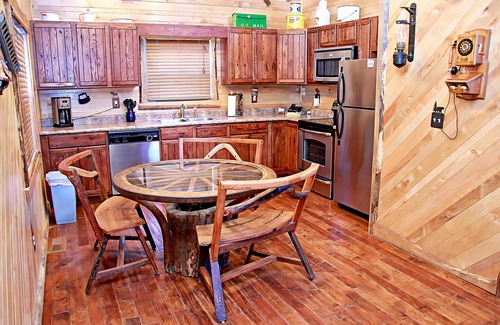 Henlawson Cabin | Deluxe 2-Bedroom Cabin