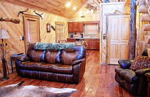 Henlawson Cabin | Deluxe 2-Bedroom Cabin