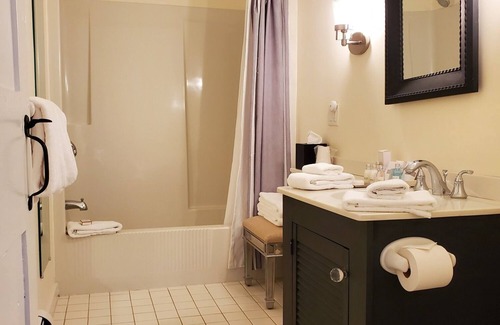 West Dover Resort | Deluxe 2xQueen in Historic Inn