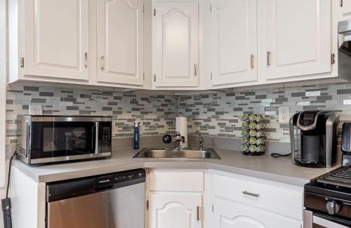 Bayonne Apartment | Deluxe 4BR 2BA Apartment Near NYC and Airport