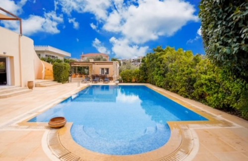 Anavyssos Villa | Deluxe 5 bdrm Villa w/Pool next to the beach