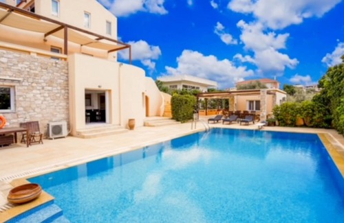 Anavyssos Villa | Deluxe 5 bdrm Villa w/Pool next to the beach