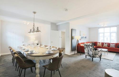 Barnt Green House | Deluxe 7 Bedroom Property in Solihull