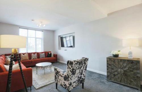 Barnt Green House | Deluxe 7 Bedroom Property in Solihull