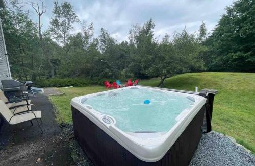 Long Pond House | Deluxe Business Hub with Spa & Pool