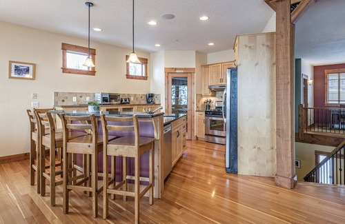 Silver Star Mountain Ski Chalet | Deluxe Chalet on the Skiway. Just steps to the Village w/Hot Tub, BBQ & Laundry