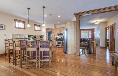 Silver Star Mountain Ski Chalet | Deluxe Chalet on the Skiway. Just steps to the Village w/Hot Tub, BBQ & Laundry