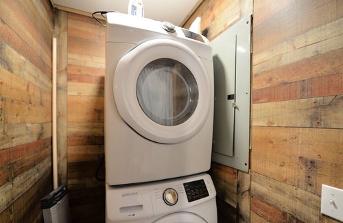 Mill Spring House | Deluxe Creekside Tiny Home Mtn Getaway/TIEC