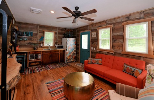Mill Spring House | Deluxe Creekside Tiny Home Mtn Getaway/TIEC