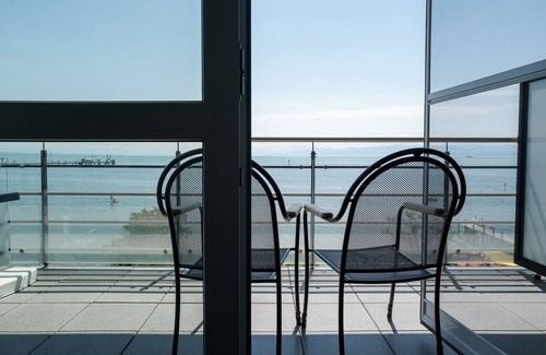Immenstaad am Bodensee Apartment | Deluxe double room with balcony and view of Lake Constance