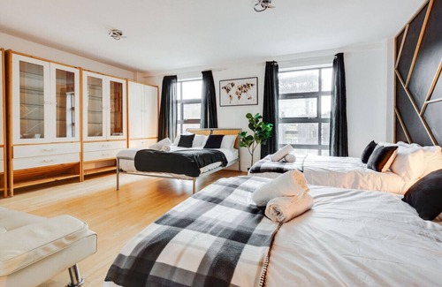 Northern Quarter Condo | Deluxe Duplex w/ Balcony & City Views - Pool Table