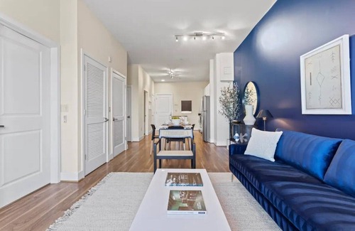 Old Town North Apartment | ⚜Deluxe Executive Old Town Apt w/Dedicated Office⚜