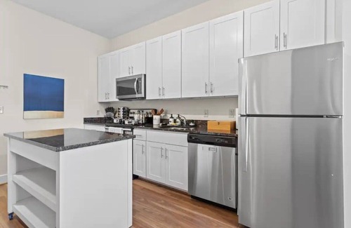 Old Town North Apartment | ⚜Deluxe Executive Old Town Apt w/Dedicated Office⚜