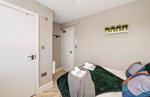 Heathrow Villages Apartment | Deluxe Heathrow Studio (Flat 6)