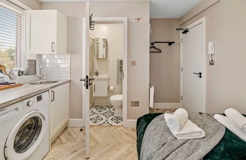 Heathrow Villages Apartment | Deluxe Heathrow Studio (Flat 6)