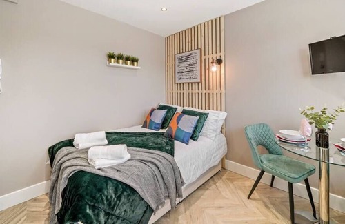 Heathrow Villages Apartment | Deluxe Heathrow Studio (Flat 6)