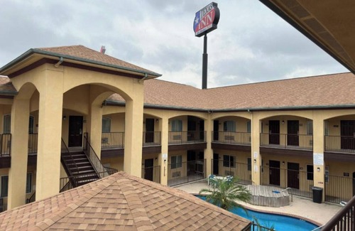 Edinburg Apartment | Deluxe King Room