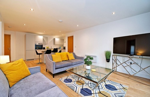Leeds Apartment | Deluxe Modern 2br Apt Balcony Walk to City
