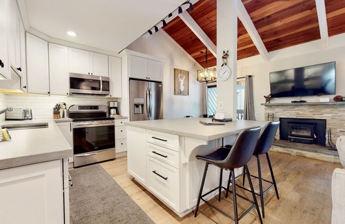 Mammoth Lakes Condo | Deluxe remodeled 2 Bedrooms, Loft, 3 Bathrooms Condo close to Eagle