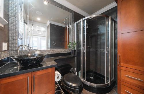 South Cambie House | Deluxe Room with Ensuite Washroom in Villa