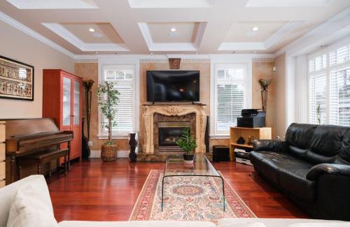 South Cambie House | Deluxe Room with Ensuite Washroom in Villa