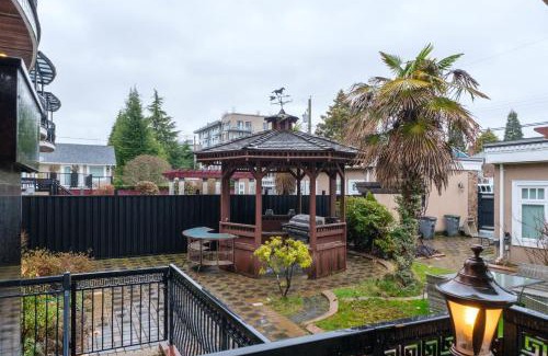 South Cambie House | Deluxe Room with Ensuite Washroom in Villa