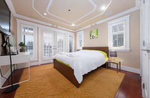 South Cambie House | Deluxe Room with Ensuite Washroom in Villa