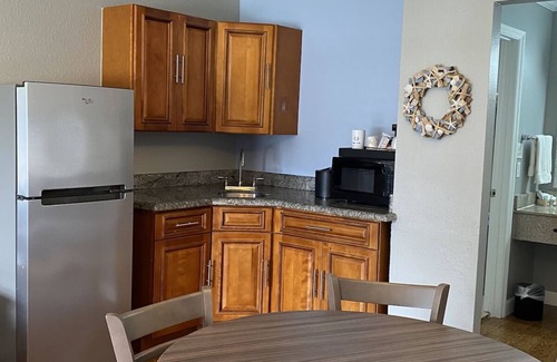 Vero Beach Hotel | Deluxe Suite w/Kitchen | Vero Beach Inn and Suites | with Outdoor Swimming Pool