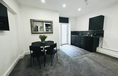 South Shore Apartment | Deluxe suite with hot tub and spa bath