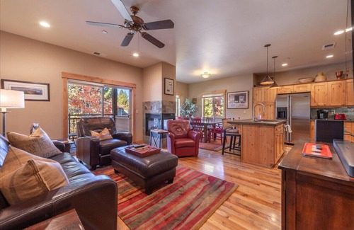 Truckee Apartment | Deluxe Truckee Townhome Dog Friendly A+ Amenities Close to Slopes & Town