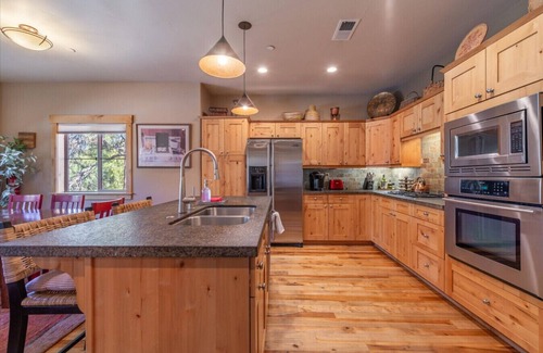 Truckee Apartment | Deluxe Truckee Townhome Dog Friendly A+ Amenities Close to Slopes & Town