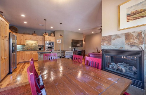 Truckee Apartment | Deluxe Truckee Townhome Dog Friendly A+ Amenities Close to Slopes & Town