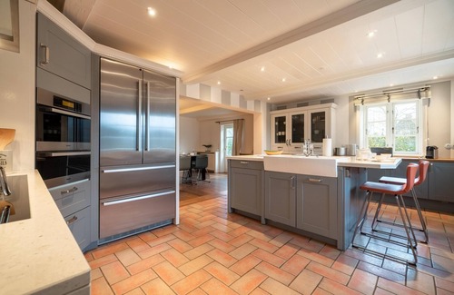 Nieblum House | Der Reetgedeckte Holsteinhof Verfügt Über 5 Schlafzimmer, 6 Bäder und 1 Gäste-wc