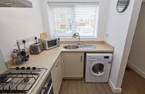 Derby House | Derby City Base - 2 Bed Near Hospital, Driveway Parking, Garden