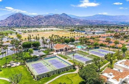 Palm Desert Resort | Desert Breezes Resort